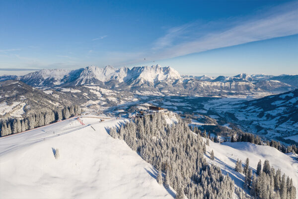 Hahnenkamm Bergstation mit Wilder Kaiser