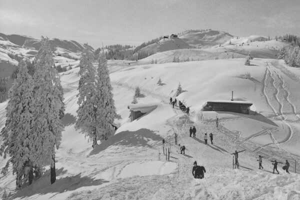Hahnenkamm Bergstation mit Skifahrer
