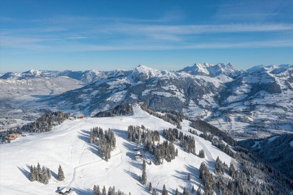 Blick auf Hahnenkamm mit Horn