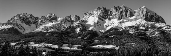Wilder Kaiser Panorama Schwarz Weiß.