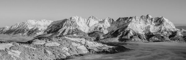Wilder Kaiser Schwarz Weiß Wintermorgen.